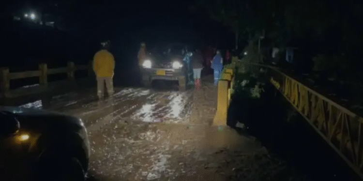 Río se llevó un carro: un muerto y tres desaparecidos en Silvania, Cundinamarca