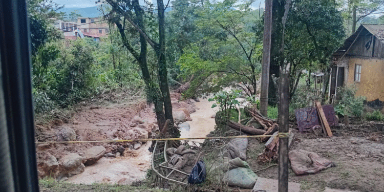 Hallan dos puertas del carro arrastrado por creciente en Silvania con una familia adentro: hay un muerto y tres desaparecidas