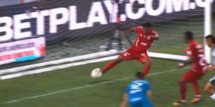 Se revelaron los audios del VAR sobre el polémico gol de Junior ante América