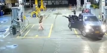 Ladrones roban camioneta en plena gasolinera de Bogotá mientras el dueño tanqueaba