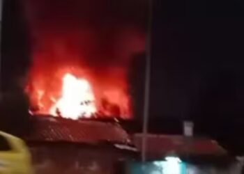 Fuerte incendio en el centro de Bogotá, en el sector de Las Cruces
