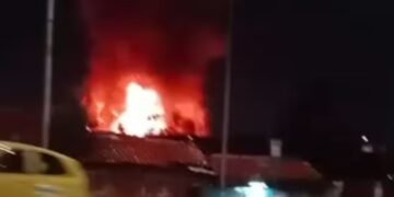 Fuerte incendio en el centro de Bogotá, en el sector de Las Cruces