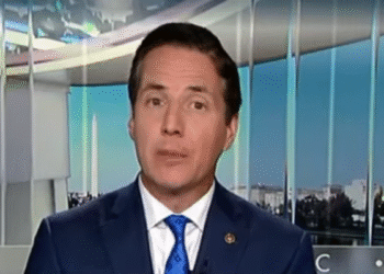 Bernie Moreno, senador colombo-estadounidense, busca prohibir la doble ciudadanía