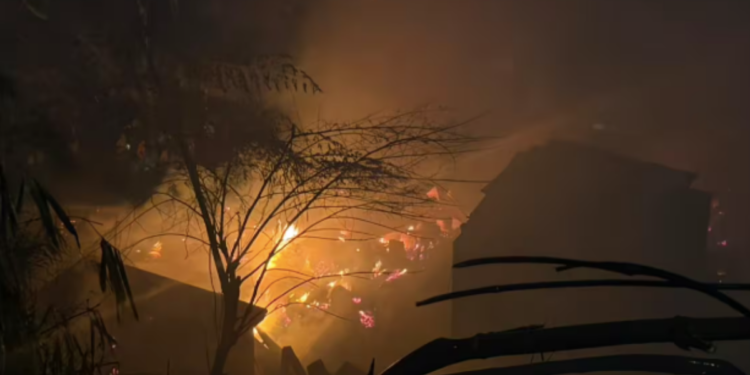 Voraz incendio en Bucaramanga deja más de 50 viviendas destruidas