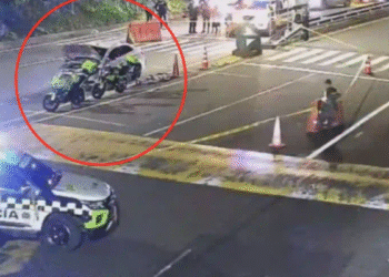 Dos personas perdieron la vida dentro de un carro por explosión de granada en control policial, en Copacabana