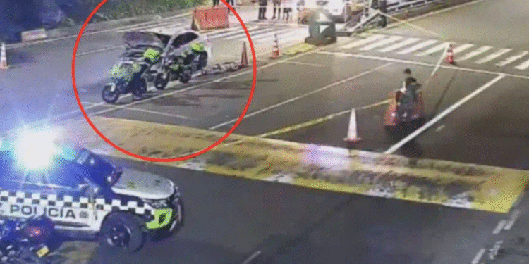 Dos personas perdieron la vida dentro de un carro por explosión de granada en control policial, en Copacabana