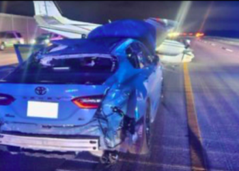 Avioneta en EE.UU. aterrizó de emergencia en una carretera de Florida y terminó encima de un auto