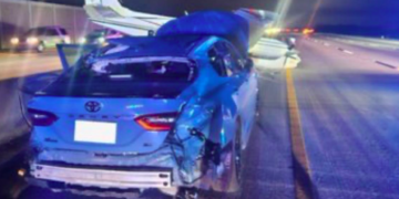 Avioneta en EE.UU. aterrizó de emergencia en una carretera de Florida y terminó encima de un auto