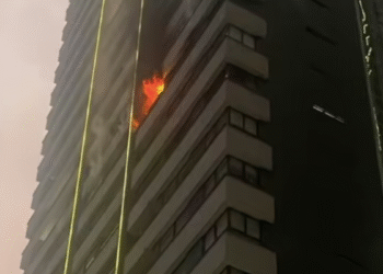 En Medellín, grave incendio deja seis personas heridas y un perrito muerto durante la noche de velitas