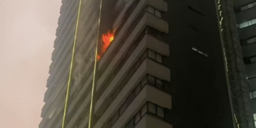 En Medellín, grave incendio deja seis personas heridas y un perrito muerto durante la noche de velitas