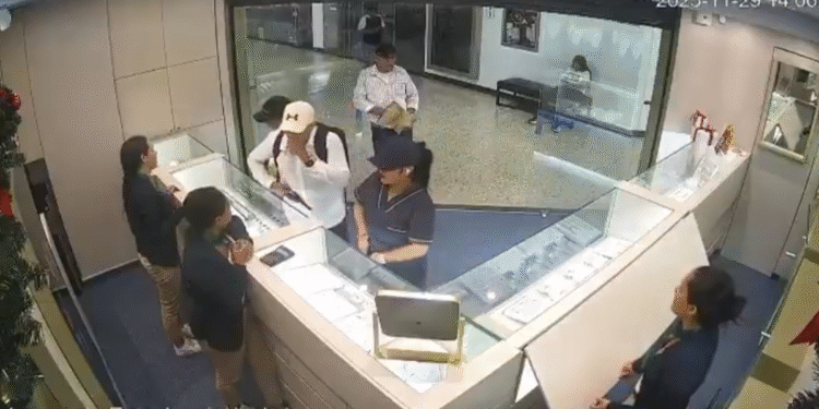 Video: así se vivió la balacera y el intento de robo a una joyería en Bucaramanga