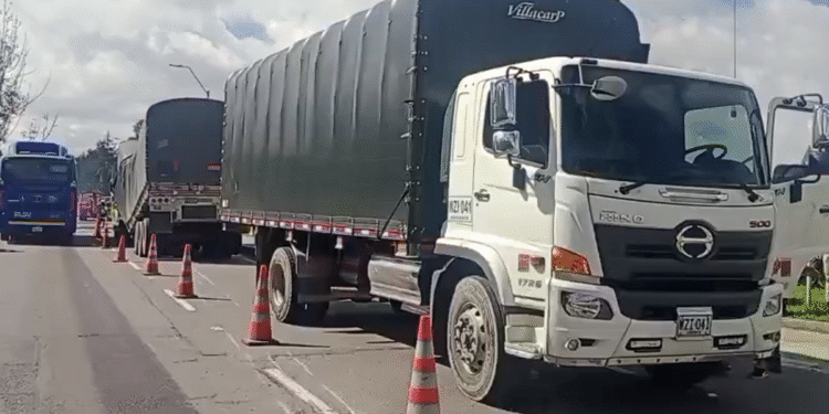 Monumental trancón en la Autonorte de Bogotá: tractomula que transportaba insumos para Indumil se partió en dos y paralizó el tráfico