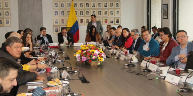 Salario mínimo 2026: empresarios y centrales obreras mantienen una diferencia de más del 8% en sus propuestas