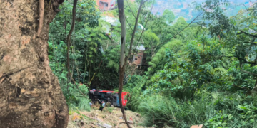 Video: bus con más de 20 pasajeros cayó a un abismo en la vía a Santa Elena, en Medellín