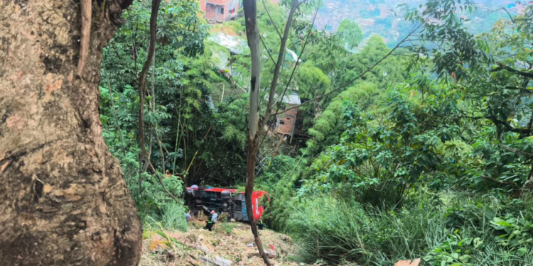 Video: bus con más de 20 pasajeros cayó a un abismo en la vía a Santa Elena, en Medellín