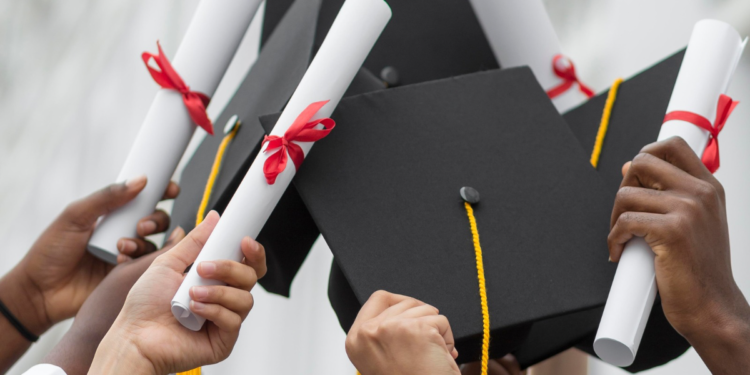 El caso de la estudiante con título universitario 6 meses después de graduarse del colegio