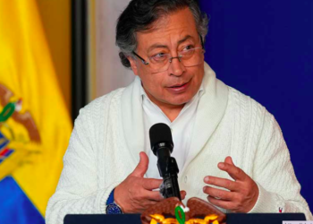 “Él no tiene que dar órdenes a los militares colombianos”: Petro critica a Maduro