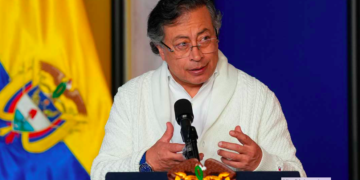 “Él no tiene que dar órdenes a los militares colombianos”: Petro critica a Maduro