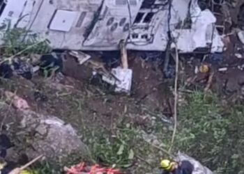 Tristeza en Antioquia y Colombia: mueren 17 personas al caer a abismo un bus con estudiantes
