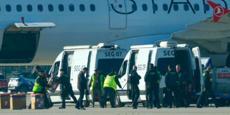 Avión aterrizó de emergencia por amenaza de explosivos