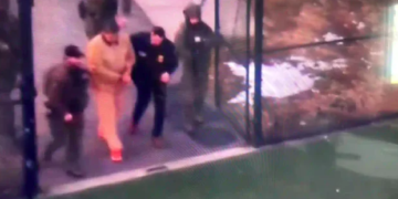 Primeras imágenes de Nicolás Maduro con uniforme de preso