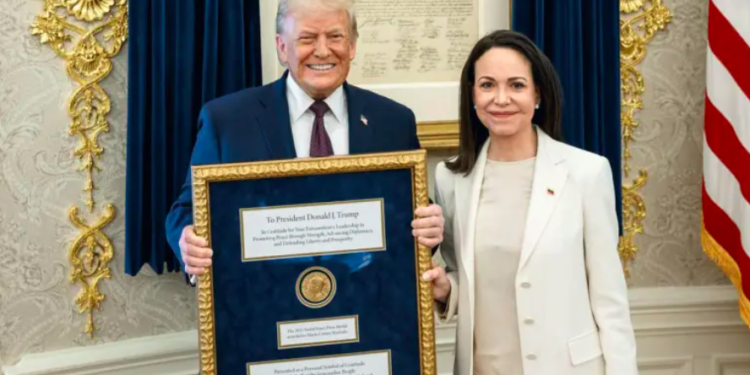¿Agradecida o sumisa con Trump? Polémica porque María Corina Machado le entregó medalla del Nobel de Paz