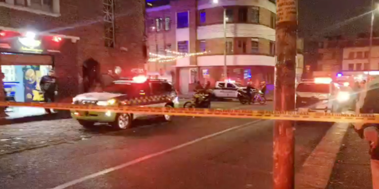 Atentado con granada en centro de Bogotá deja un muerto y 13 heridos: “Delincuentes huyeron en moto negra”