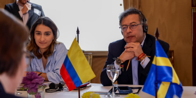 Petro acusa a Laura Sarabia de mentir sobre hojas de vida de interventores de EPS