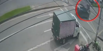 Madre pierde la vida al salvar a sus hijos de un violento choque en Bogotá