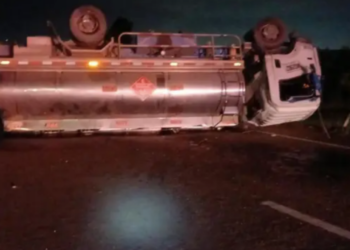 Camión cisterna se volcó, causando el cerramiento de ambos sentidos de la variante Cajicá-Zipaquirá