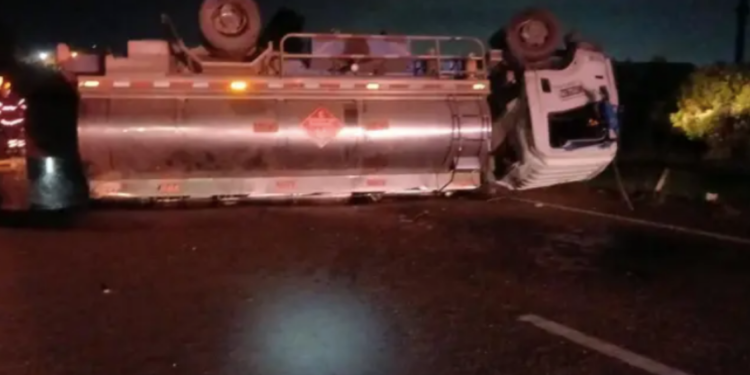 Camión cisterna se volcó, causando el cerramiento de ambos sentidos de la variante Cajicá-Zipaquirá