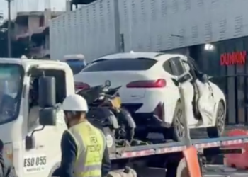 Accidente en la Calle 100 en el norte de Bogotá deja un carro volcado