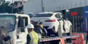 Accidente en la Calle 100 en el norte de Bogotá deja un carro volcado