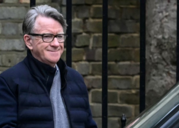 Arrestan a exembajador británico en EE.UU