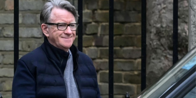 Arrestan a exembajador británico en EE.UU