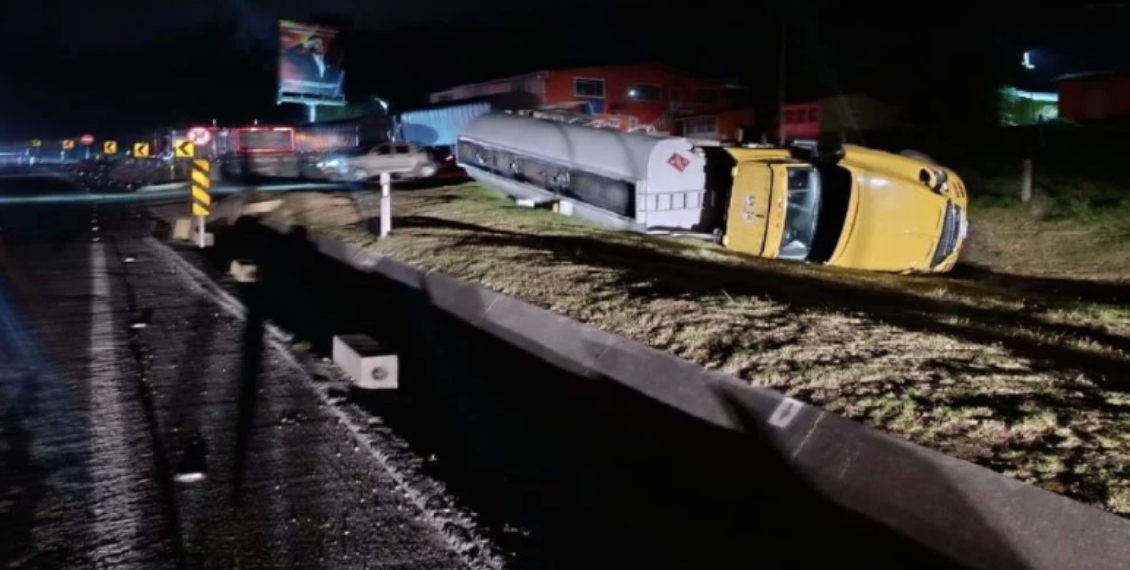 Evacúan vehículos represados en la vía al llano tras volcamiento de camión cisterna