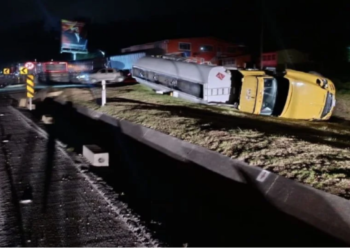 Evacúan vehículos represados en la vía al llano tras volcamiento de camión cisterna