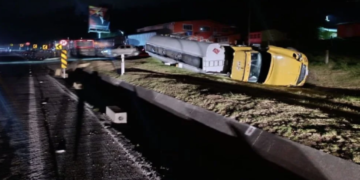 Evacúan vehículos represados en la vía al llano tras volcamiento de camión cisterna