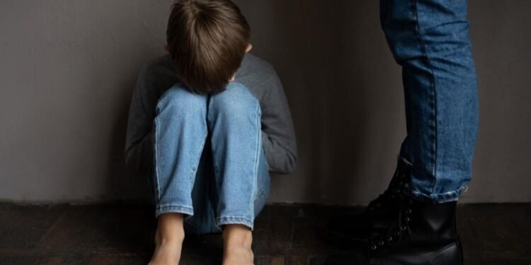 Niño muere tras denunciar presunto maltrato de su madrastra en Indonesia