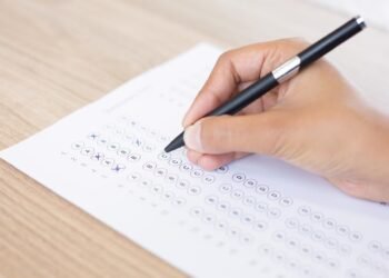 Tráfico y cierres viales complican la llegada de estudiantes a las pruebas Saber 11 en Bogotá