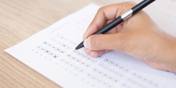 Tráfico y cierres viales complican la llegada de estudiantes a las pruebas Saber 11 en Bogotá