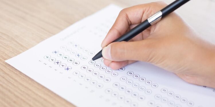 Tráfico y cierres viales complican la llegada de estudiantes a las pruebas Saber 11 en Bogotá