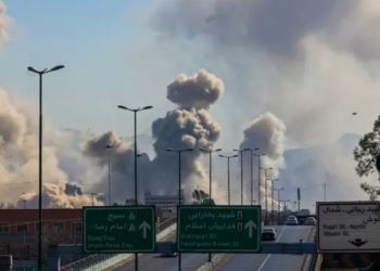 Irán anuncia el uso de “nuevas armas”, mientras que EE.UU. asegura que baja la intensidad de sus ataques