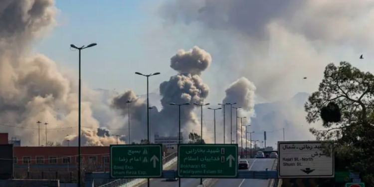 Irán anuncia el uso de “nuevas armas”, mientras que EE.UU. asegura que baja la intensidad de sus ataques