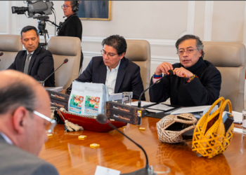 Gustavo Petro pide liquidar las EPS en quiebra tras la imposibilidad de trasladar a usuarios a la Nueva EPS