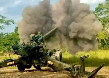 Un bombardeo de la Fuerza Pública contra un campamento del frente 18 de las disidencias de las Farc en el norte de Antioquia está siendo evaluado por las autoridades, mientras surgen denuncias sobre presiones contra la fuerza pública en la zona.